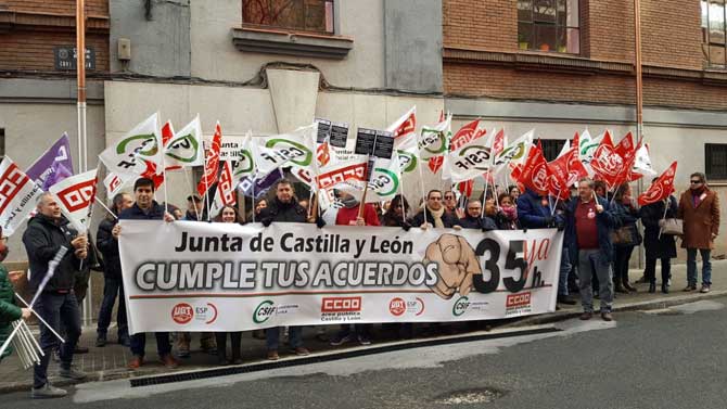 Concentración ante la Dirección Provincial de Educación.