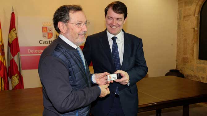 El presidente de la AECC recibe las llaves de la nueva sede del presidente de la Junta.