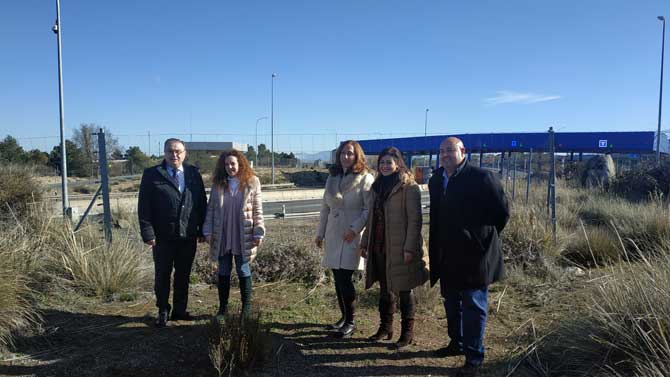 Representantes de Ciudadanos ante el peaje de la AP-6 en Villacast&iacute;n.