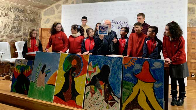 Luciano D&iacute;az-Castilla con alumnos del Diocesano.