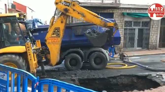 Reparación del hundimiento de una alcantarilla en la calle Vasco de Quiroga.