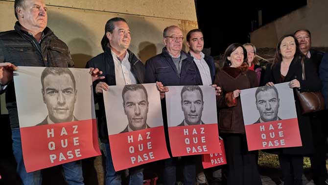 Manuel Arribas, entre Jesús Caro y Margarita Robles, en una campaña en 2019.
