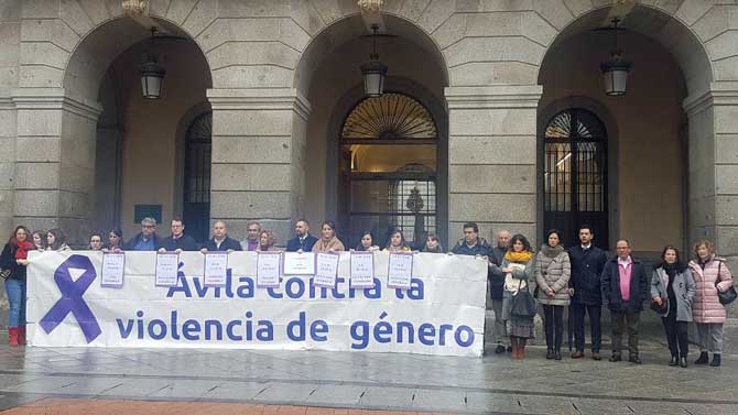 Concentración contra la violencia de género en el Mercado Chico.