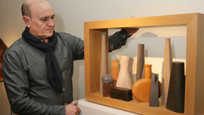 García Redondo con la obra donada al  Museo Tiflológico de la ONCE.