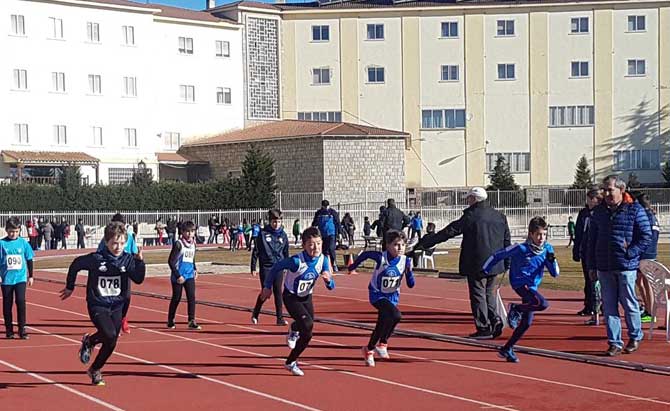 Pruebas de atletismo en la Ciudad Deportiva en los Juegos Escolares.