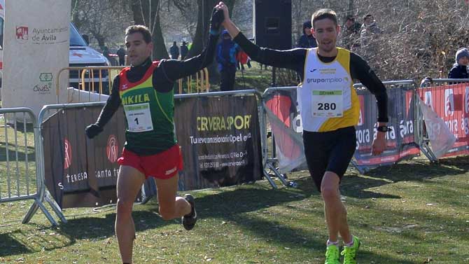 Luis Miguel S&aacute;nchez Blanco y Diego Jim&eacute;nez entran en meta.