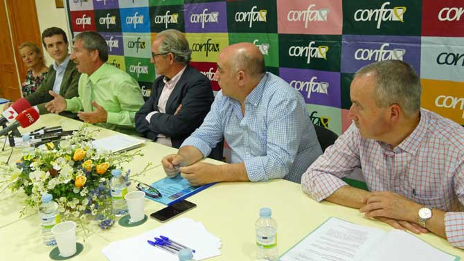 Imagen de archivo de una reunión de Confae con Pablo Casado.