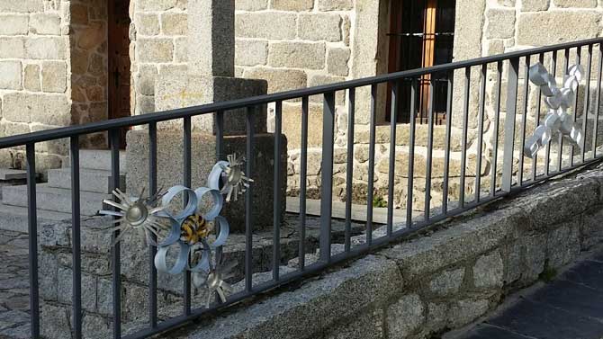 Adornos navideños reciclados en Navarrevisca.