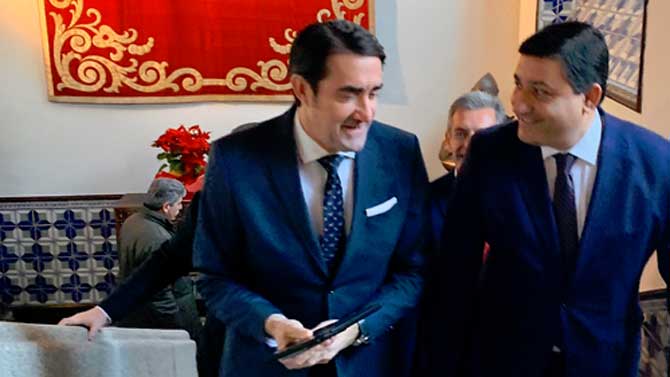 El consejero de Fomento es recibido por el presidente de la Diputación.