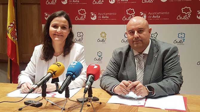 Sonsoles Prieto y Carlos L&oacute;pez presentan la presencia de &Aacute;vila en Fitur.