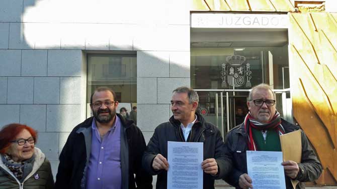 El diputado Enrique Santiago (segundo derecha), con responsable de IU ante los juzgados.