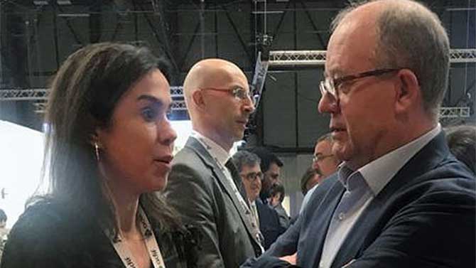 Caro conversa con la presidenta de ADIF en FITUR.