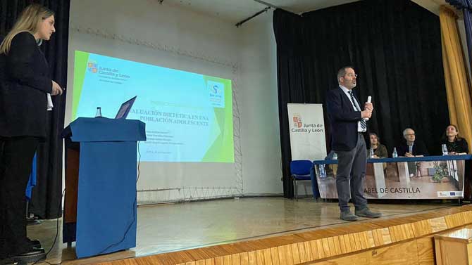 Exposición de un trabajo por parte de una alumna del Bachillerato de Investigación en el Isabel de Castilla.