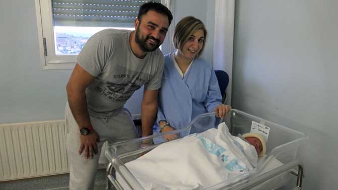 Gonzalo, el primer niño en nacer en 2020, con sus padres.