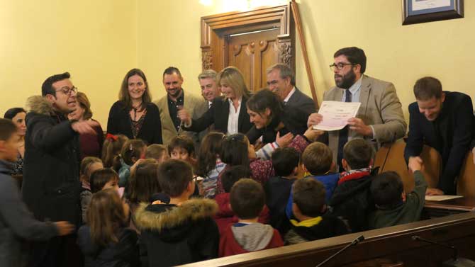 Entrega de uno de los premios de los concursos de Navidad.