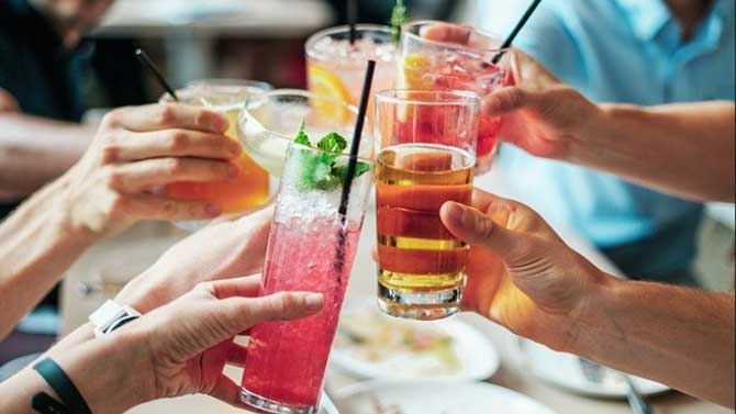 El alcohol sigue extendido entre los j&oacute;venes, seg&uacute;n una encuesta.