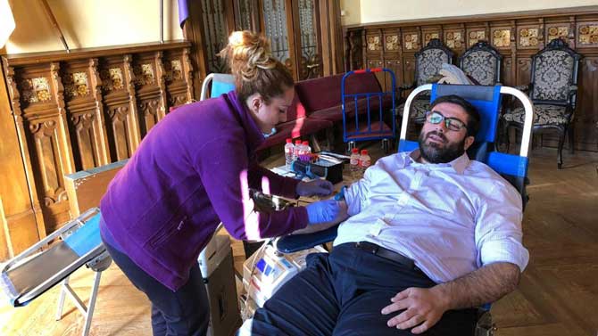 El alcalde dona sangre en el sal&oacute;n de plenos.