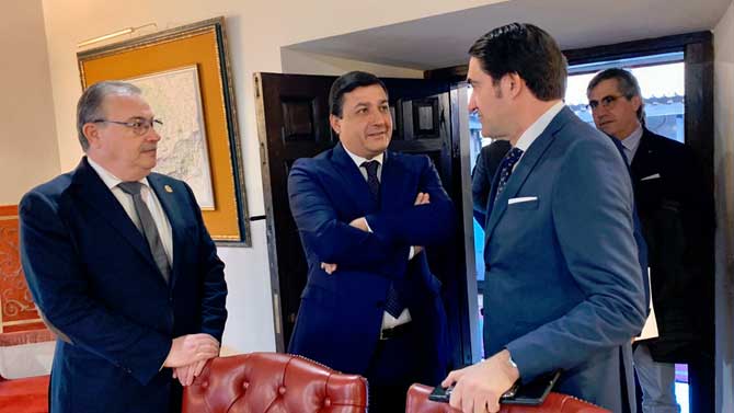 Pedro Cabrero y Carlos García con Juan Carlos Suárez-Quiñones.