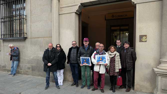 Representantes de Ávila Libre de Peajes y del PP en Correos.