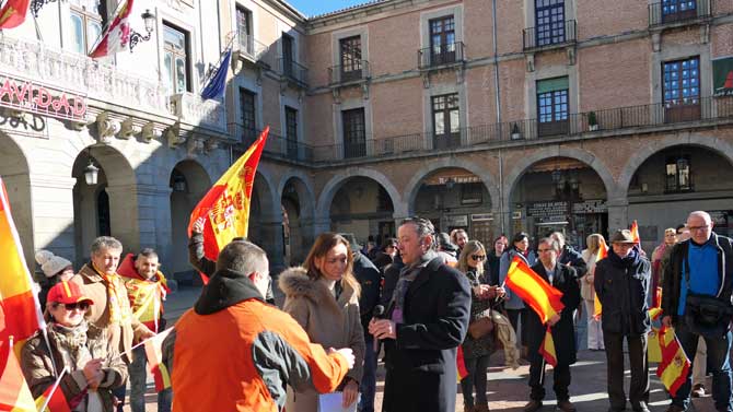 González Verdugo, junto a Georgina Trias, en la concentración del Mercado Chico.