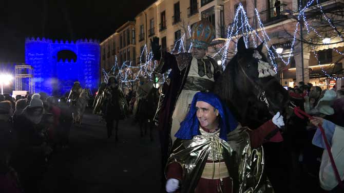 Comitiva del emisario real en la tarde del s&aacute;bado en &Aacute;vila.