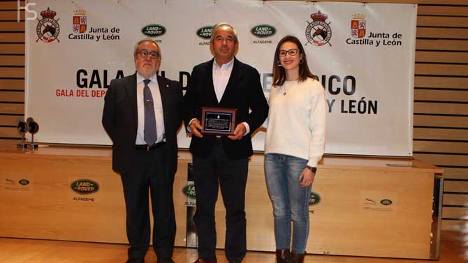 Fidel S&aacute;ez, propietario de Arroyomonte, recoge el premio junto al presidente de la Federaci&oacute;n H&iacute;pica, Juan Useros, y la directora general de Deportes, Mar&iacute;a Perrino.