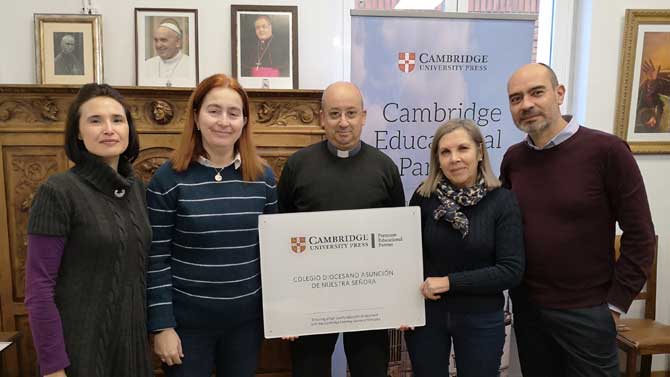 El Colegio Diocesano con el distintivo de  Cambridge Educational Partner.