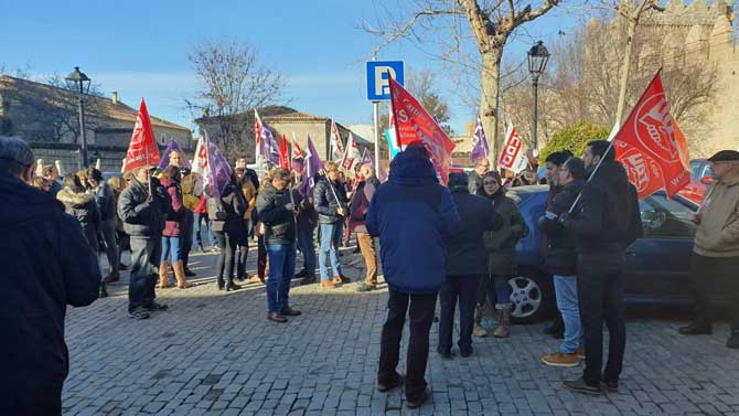 Concentración ante el edificio de los Paúles de la Junta.