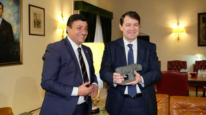 El presidente de la Diputación entrega un obsequio al presidente de la Junta.