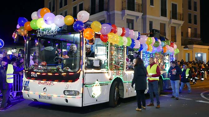 Autobús urbano en la cabalgata de 2019.