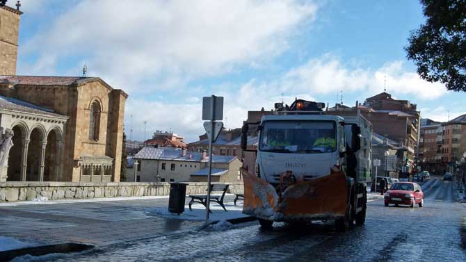Imagen de archivo de un quita nieves en Ávila.