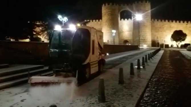 Una barredora en la plaza de San Vicente en la noche del lunes.