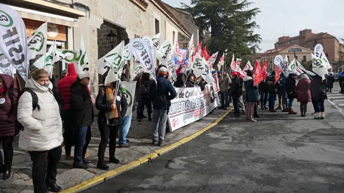 Concentración de empleados públicos ante la Delegación de la Junta.
