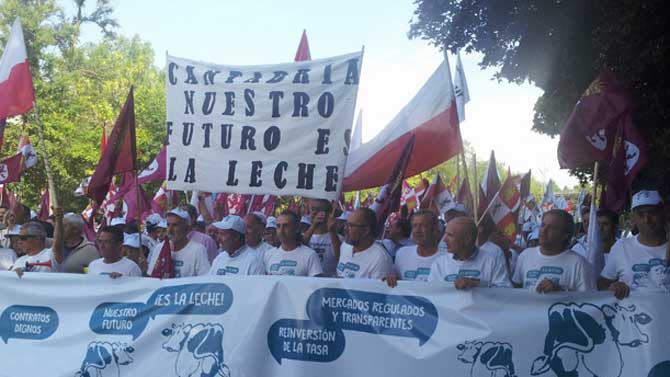 Imagen de archivo de una protesta de ganaderos de leche.