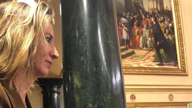 Alicia García antes de la sesión de investidura.