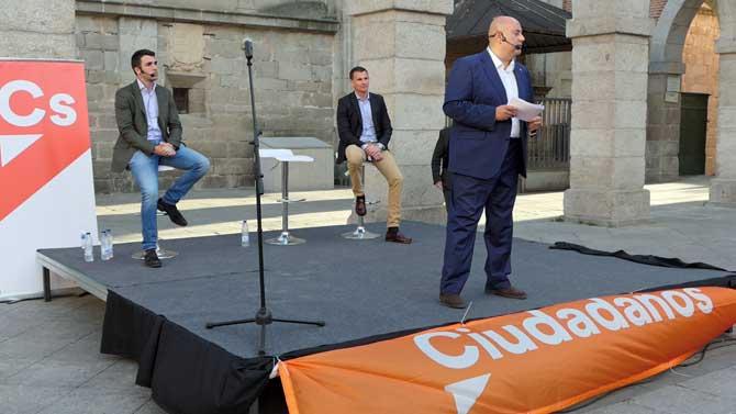 Manuel Hern&aacute;ndez, Carlos L&oacute;pez y David Mart&iacute;n, en la campa&ntilde;a electoral de mayo.