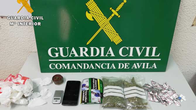Coca&iacute;na y &uacute;tiles incautados en Arenas de San Pedro.
