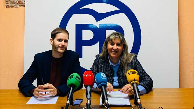 Miguel Encinar e Inmaculada Pose, concejales del PP.