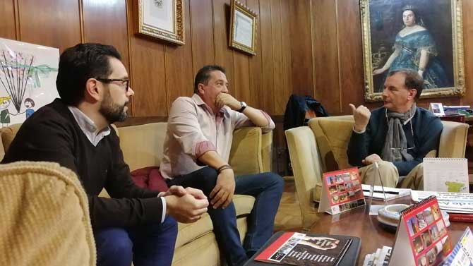 Representantes de la Peña Real Madrid con el alcalde de Arévalo.