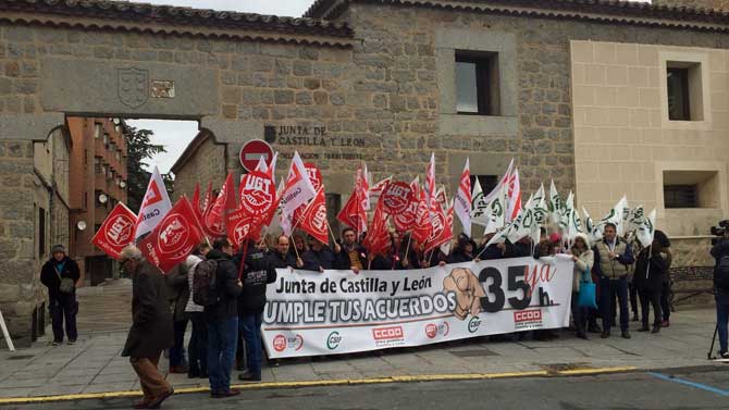 Concentraci&oacute;n ante la Junta para demandar la jornada laboral de 35 horas.