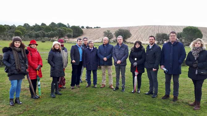 Al fondo, la escombrera de Sotillo de la Adrada restaurada.