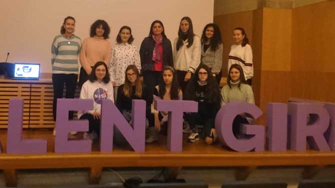 Mercedes Quintanilla con las participantes del Stem Talent Girl.