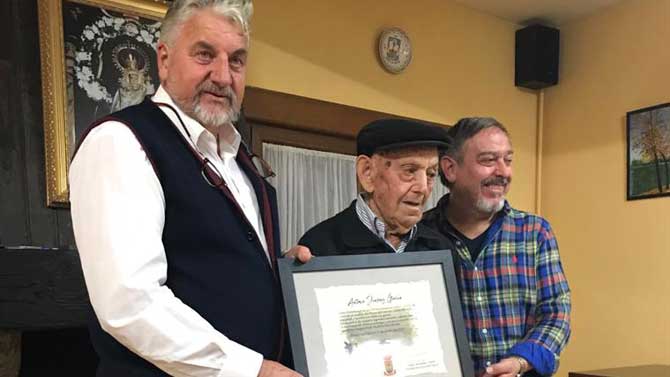 Homenaje a un vecino centenario de Hoyos del Espino.