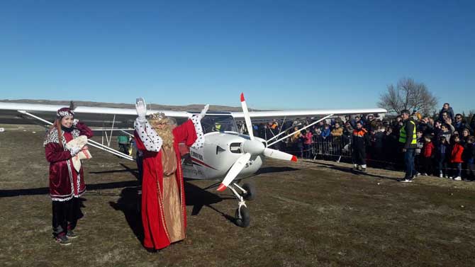 Llegada de los Reyes Magos al aeródromo Valle Amblés.