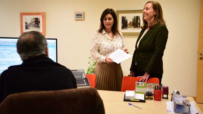 La procuradora Inmaculada Gómez presenta la propuesta en el registro de las Cortes.