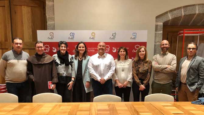 Reunión entre 'De la cuna al sepulcro' con el Ayuntamiento.