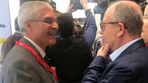 Caro conversa con el presidente de Renfe en FITUR.
