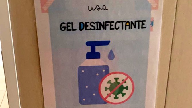 Cartel de prevención en un centro educativo.