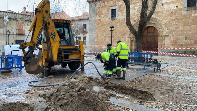 Rotura de una conducción de agua en la plaza de Italia.