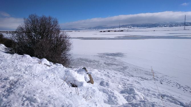 Hielo en el embalse de Serones en la mañana del martes.